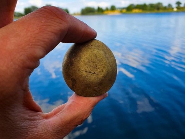 Badania archeologów z UMK w okolicach Ostrowa Lednickiego 2020 (średniowieczna głowica miecza) [fot. Mateusz Popek]